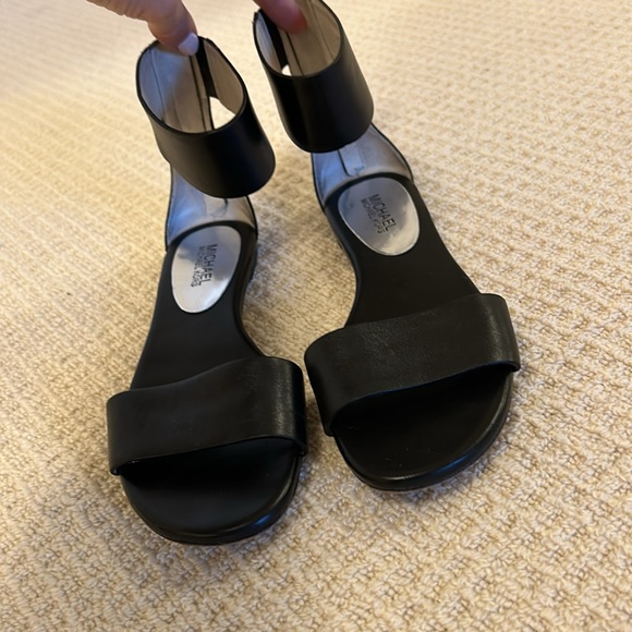 Michael KORS ankle strap rear zipper sandals black size 7.5 style # ST13L - Picture 2 of 15